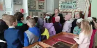 Экскурсия в рамках празднования 80-летия Победы в историческом зале школьного музея